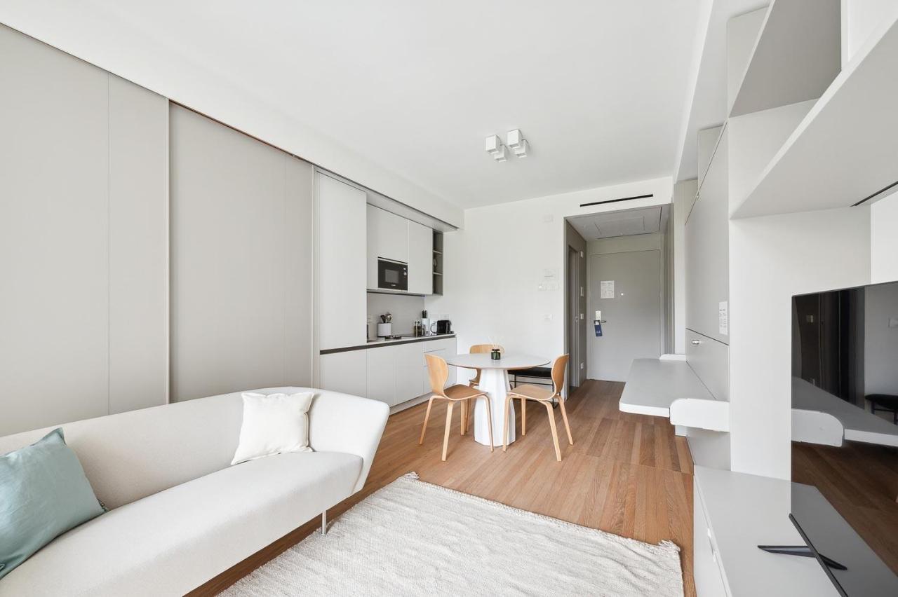 Limehome Milan Via Stresa Bagian luar foto